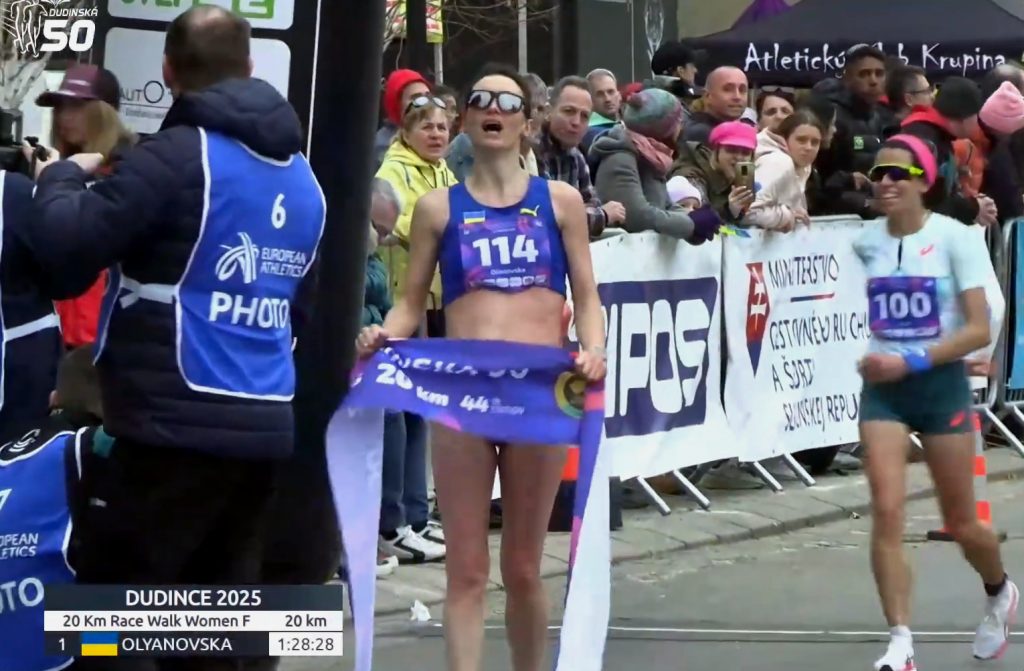 фініш забігу на 20км серед жінок, перемога Людмили Оляновської